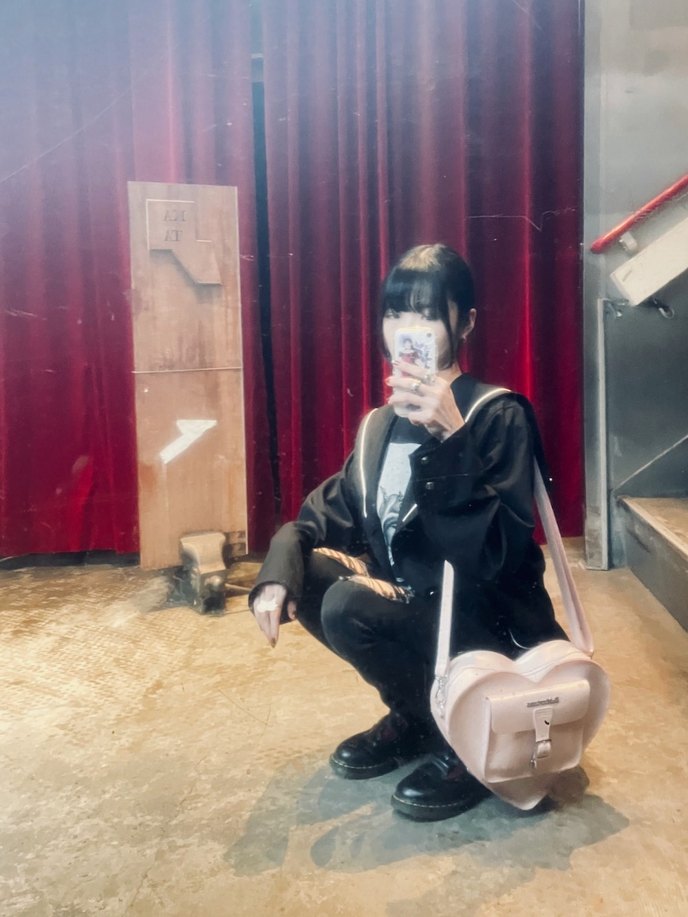 ブラック系のデニムパンツ、ピンク系のバックパック/リュック、ブラック系のローファーを着用したレディースの秋コーディネートの2枚目の写真