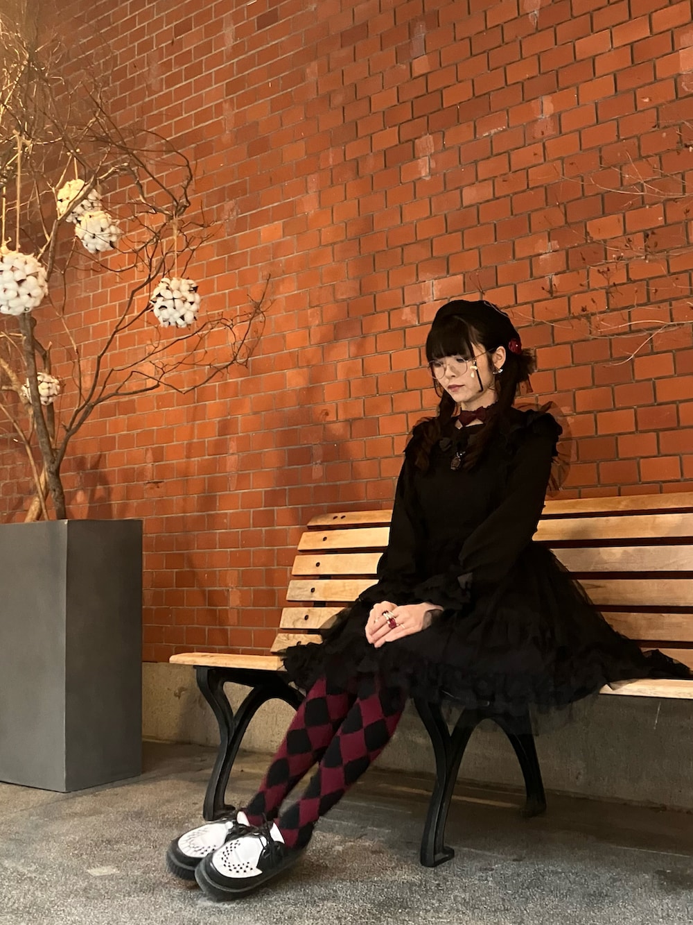ブラック系のバックパック/リュック、ブラック系のドレスシューズ、ブラック系のシャツ/ブラウスを着用したレディースの冬コーディネートの4枚目の写真