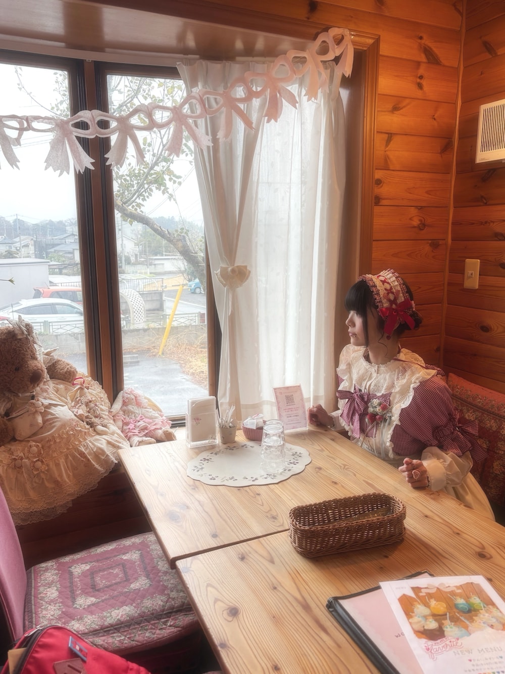 ホワイト系のシャツ/ブラウス、その他のハンドバッグ、レッド系のワンピースを着用したレディースの春コーディネートの3枚目の写真