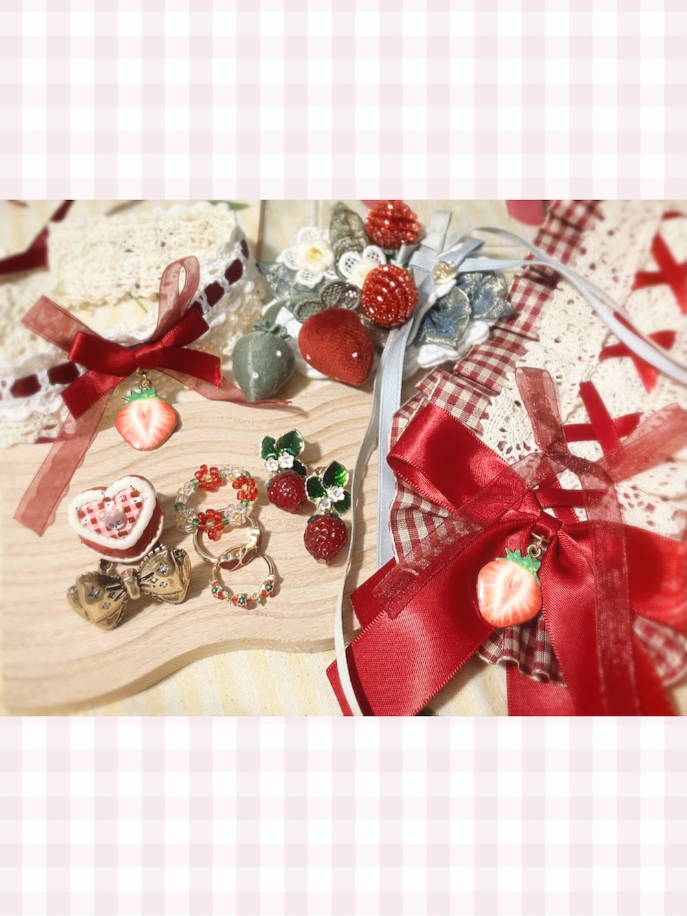 ホワイト系のシャツ/ブラウス、その他のハンドバッグ、レッド系のワンピースを着用したレディースの春コーディネートの2枚目の写真