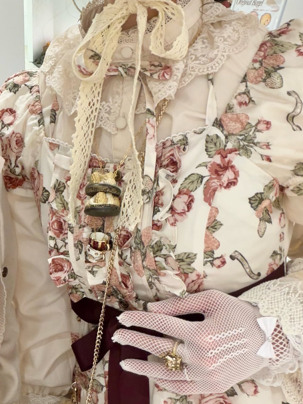 ホワイト系のシャツ/ブラウス、その他のワンピース、ベージュ系のジャンパースカートを着用したレディースの春コーディネートの2枚目の写真