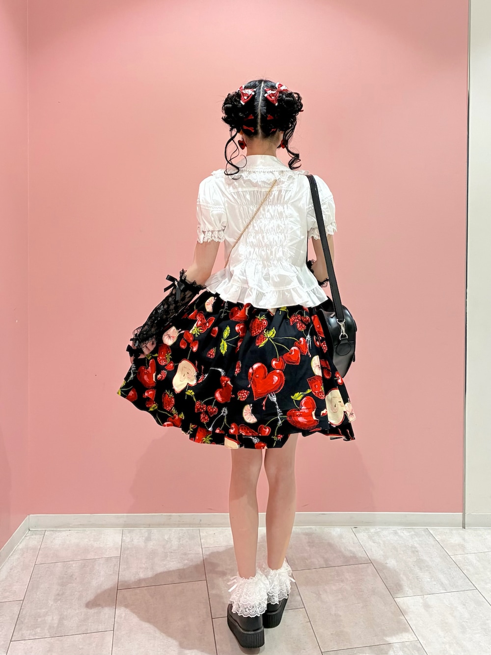 ブラック系のドレスシューズ、ブラック系のバックパック/リュック、ホワイト系のシャツ/ブラウスを着用したレディースの夏コーディネートの3枚目の写真