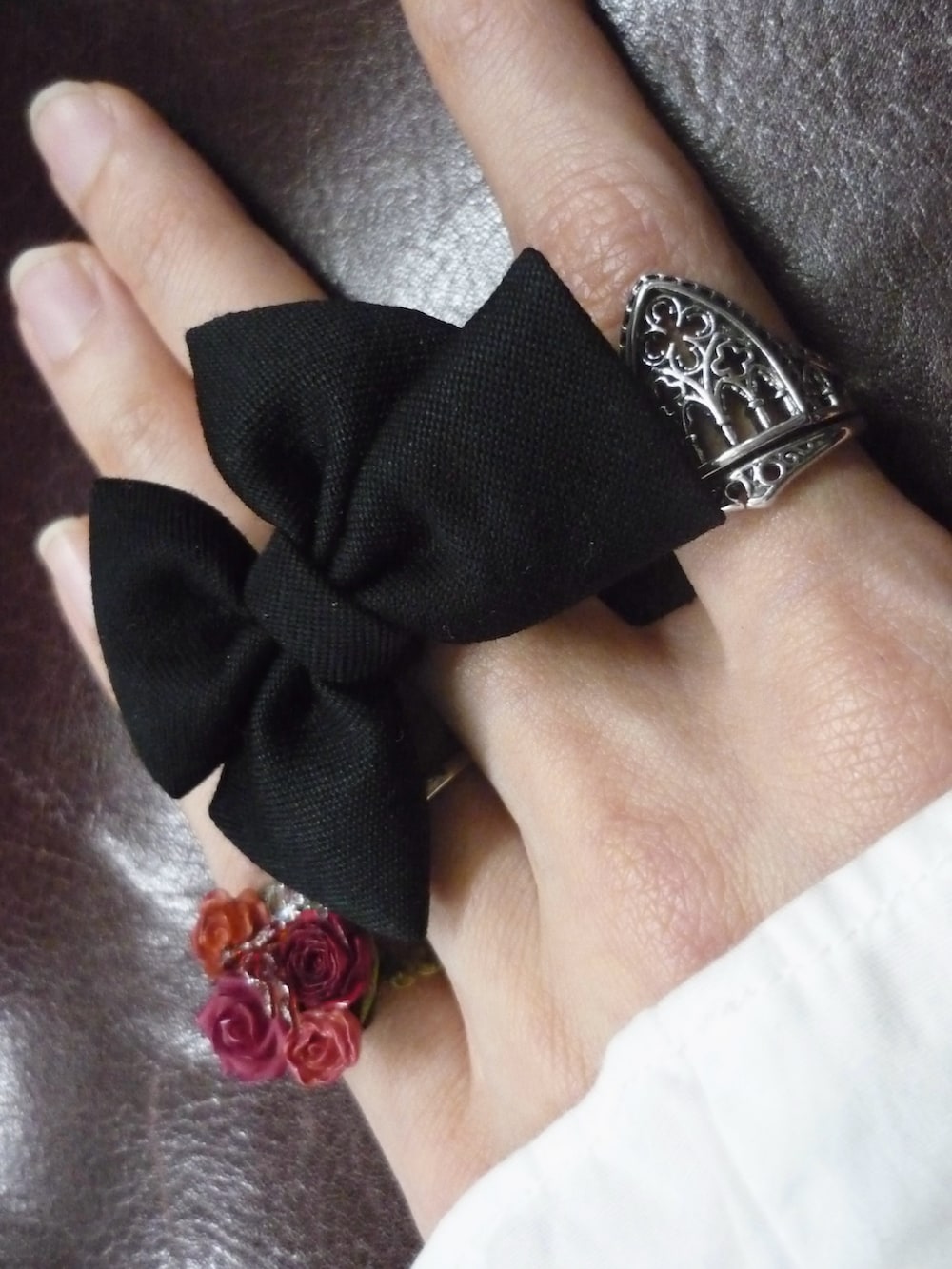 ホワイト系のシャツ/ブラウス、ブラック系のスカート、ブラウン系のバッグを着用したレディースの春コーディネートの3枚目の写真