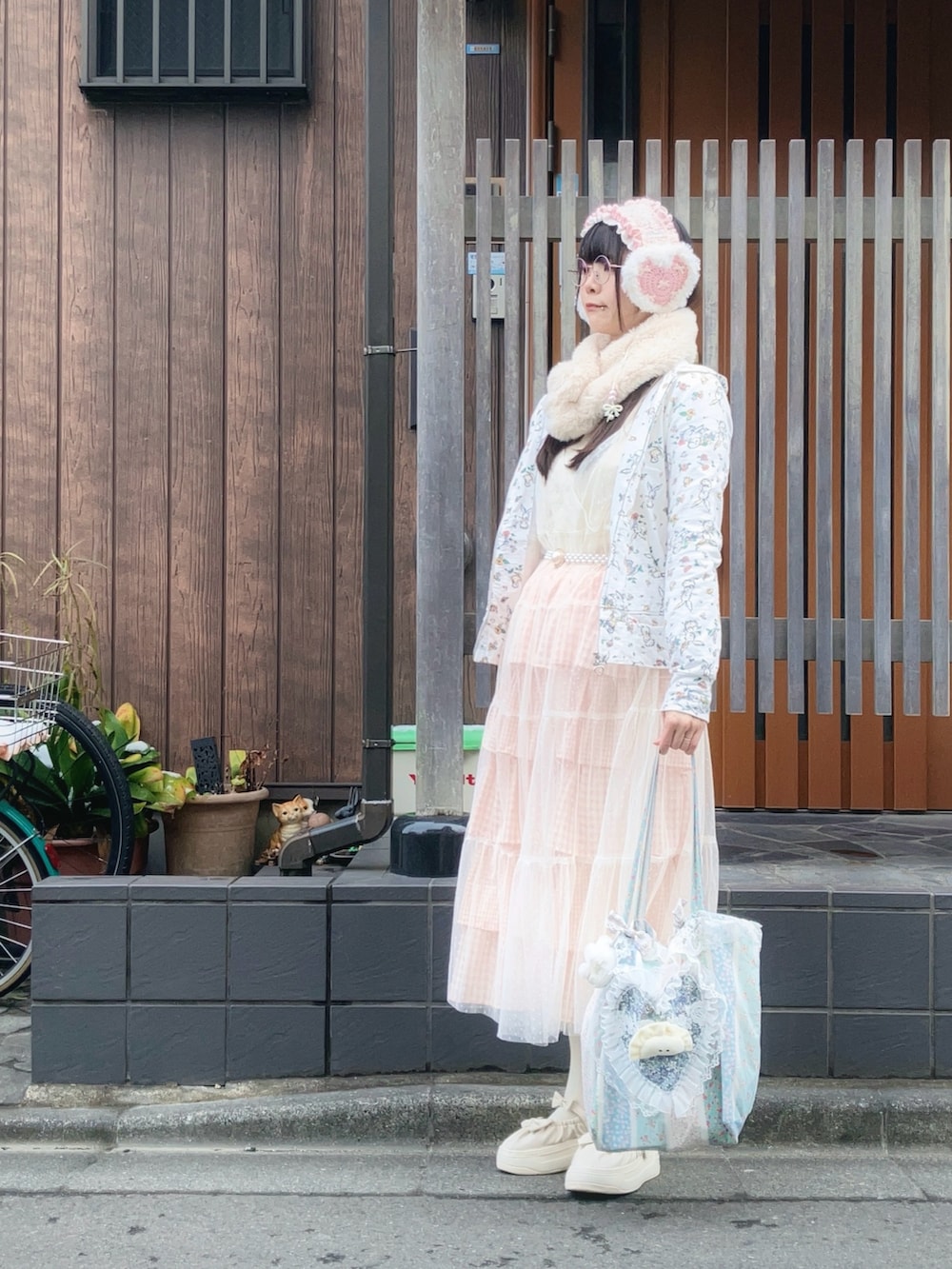 その他のパーカー、ベージュ系のニット/セーター、ピンク系のスカートを着用したレディースの冬コーディネートの2枚目の写真