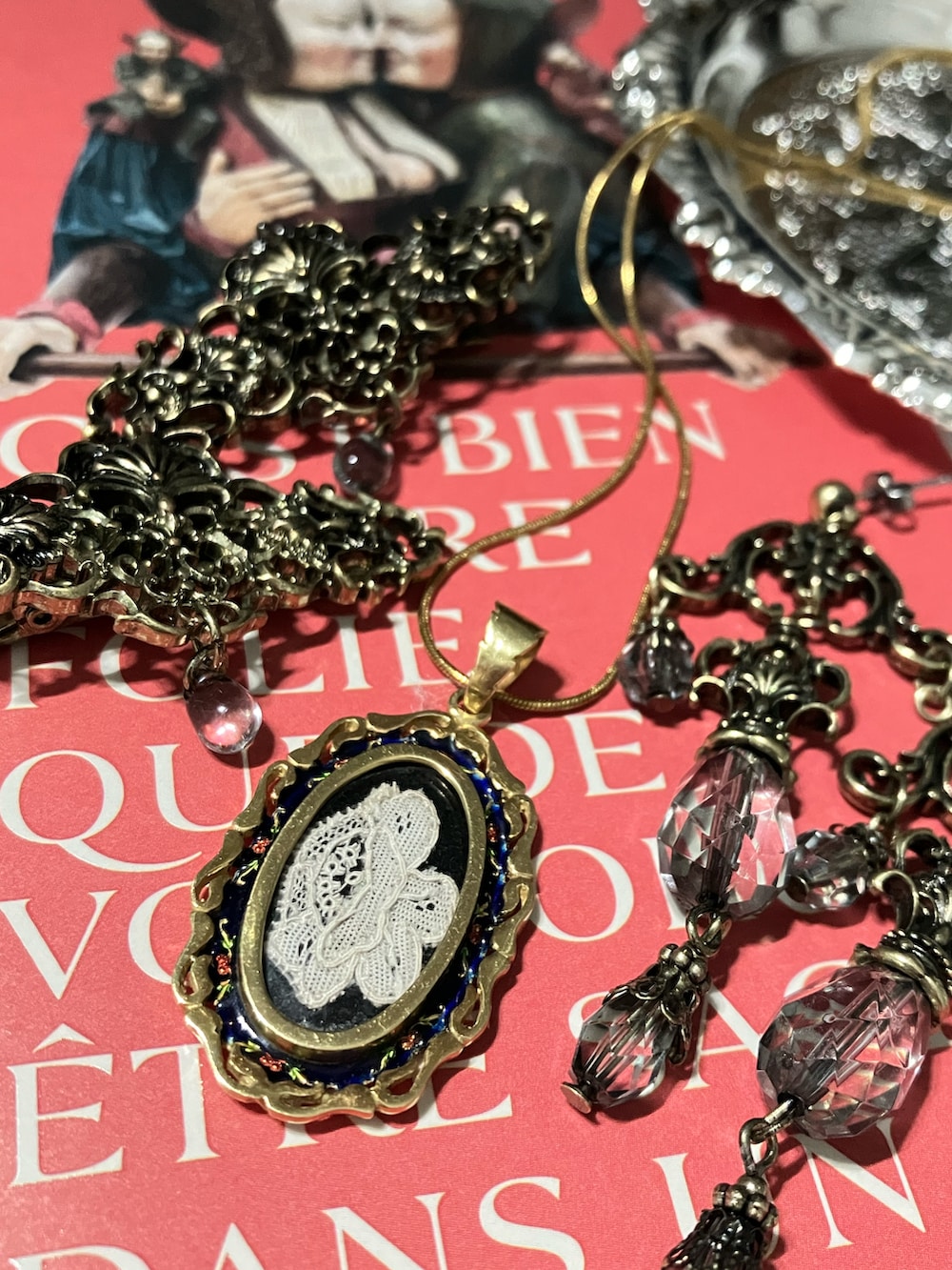 レッド系のブーツ、その他のスカート、ブラウン系のバッグを着用したレディースの秋コーディネートの2枚目の写真