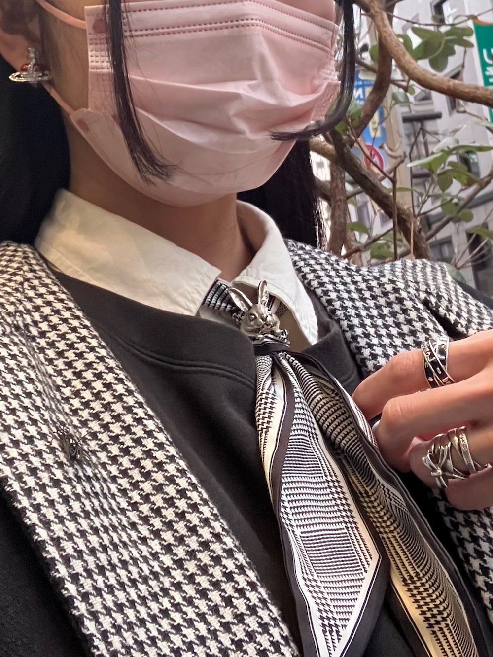 ブラック系のバックパック/リュック、ブラック系のTシャツ/カットソー、ホワイト系のシャツ/ブラウスを着用したレディースの冬コーディネートの2枚目の写真