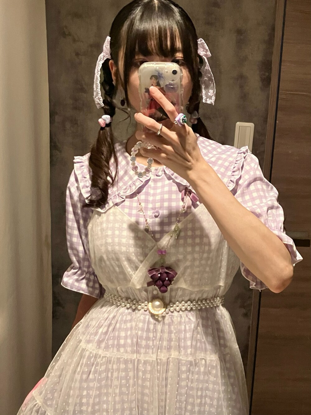 ホワイト系のワンピース/ドレス、パープル系のワンピース、パープル系のネックレスを着用したレディースの秋コーディネートの2枚目の写真