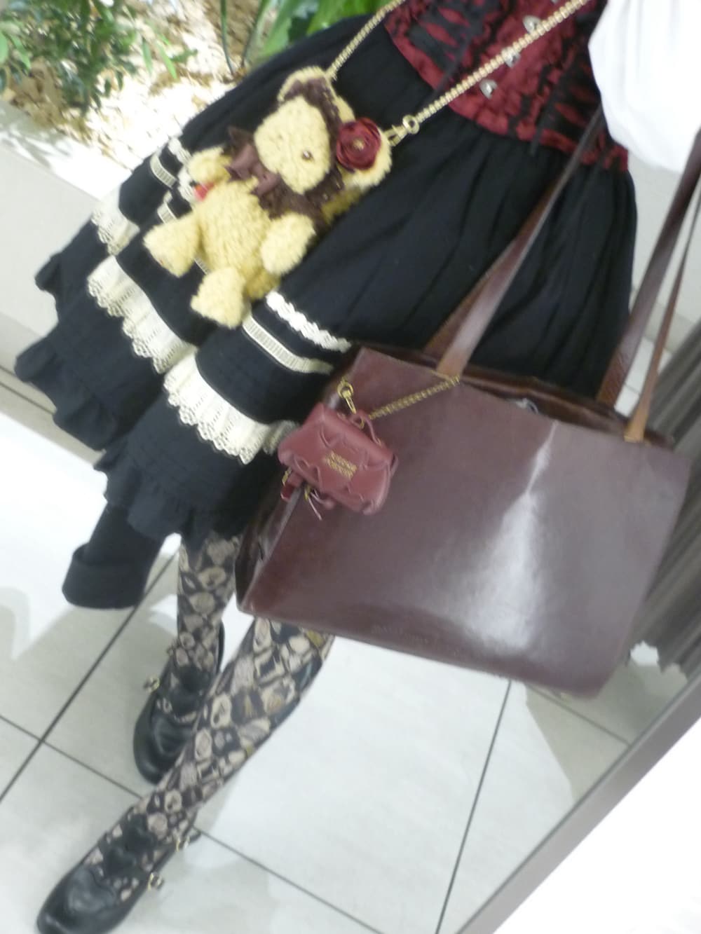 ホワイト系のシャツ/ブラウス、ブラック系のスカート、ブラウン系のバッグを着用したレディースの春コーディネートの4枚目の写真