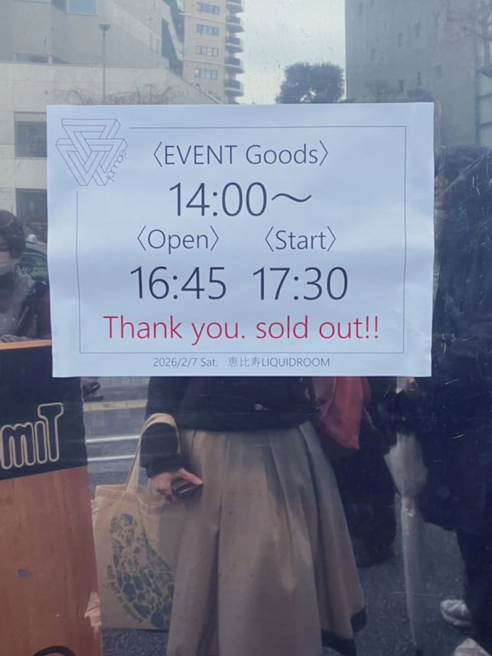 ブラック系のブーツ、ブラウン系のセットアップ、ブラウン系のセットアップを着用したレディースの冬コーディネートの2枚目の写真