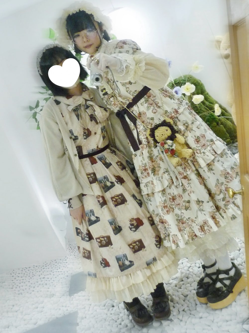 ホワイト系のシャツ/ブラウス、その他のワンピース、ベージュ系のジャンパースカートを着用したレディースの春コーディネートの3枚目の写真