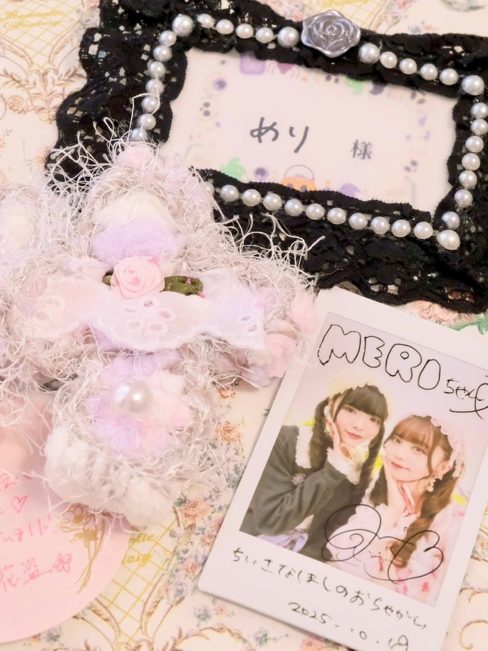 グリーン系のカーディガン/ボレロ、ホワイト系のワンピース、ブラウン系のパンプスを着用したレディースの秋コーディネートの3枚目の写真