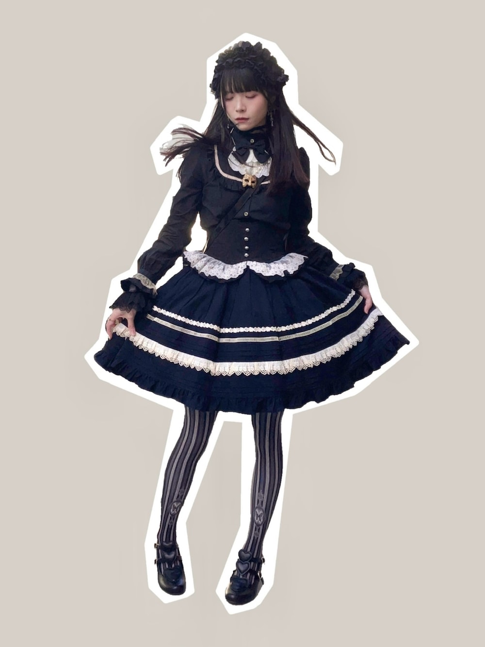 ブラック系のバックパック/リュック、ブラック系のシャツ/ブラウス、ブラック系のスカートを着用したレディースの春コーディネートの2枚目の写真