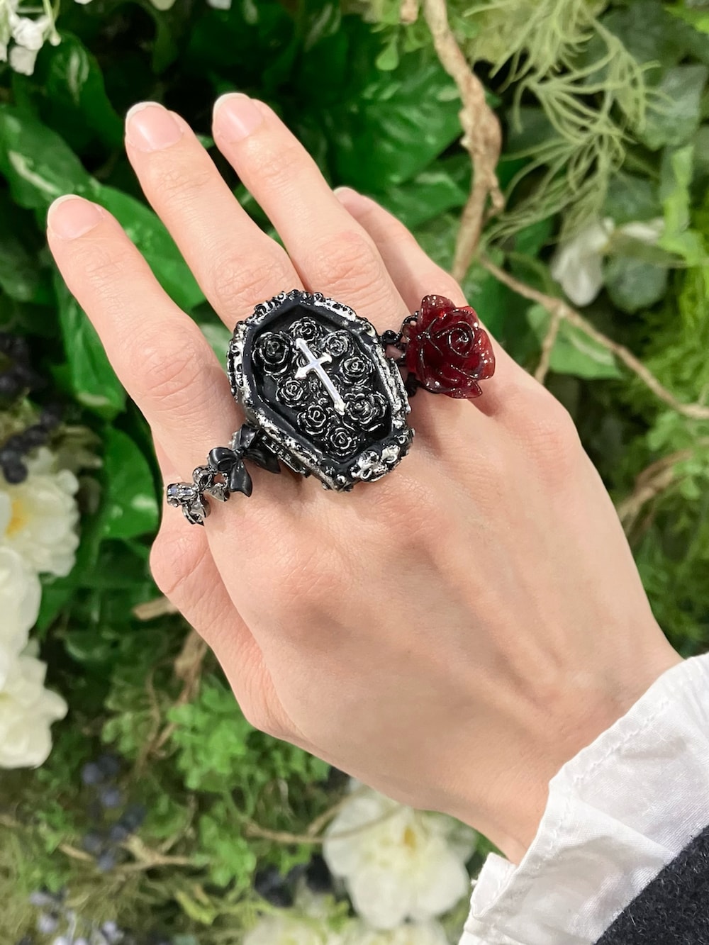 ホワイト系のシャツ/ブラウス、ブラック系のスカート、ブラウン系のバッグを着用したレディースの春コーディネートの2枚目の写真