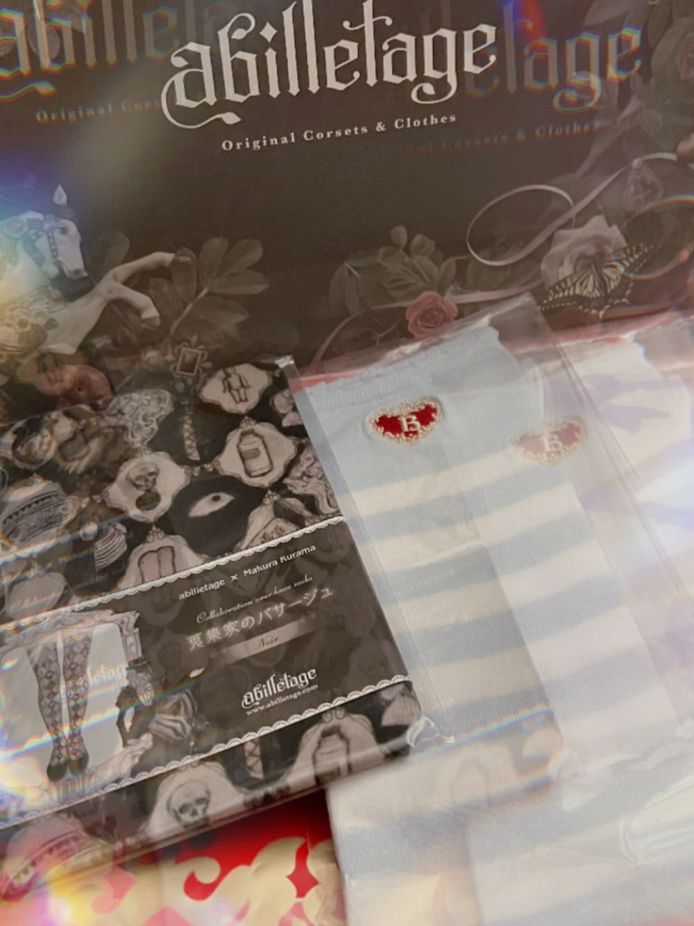 グリーン系のカーディガン/ボレロ、ホワイト系のシャツ/ブラウス、パープル系のジャンパースカートを着用したレディースの春コーディネートの4枚目の写真