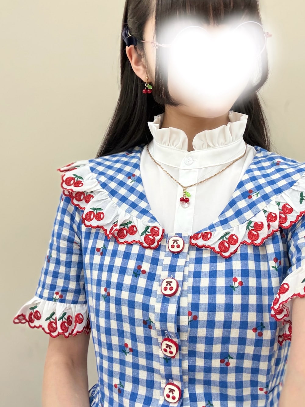 ブラウン系のローファー、ブルー系のワンピース、その他のショルダーバッグを着用したレディースの春コーディネートの2枚目の写真