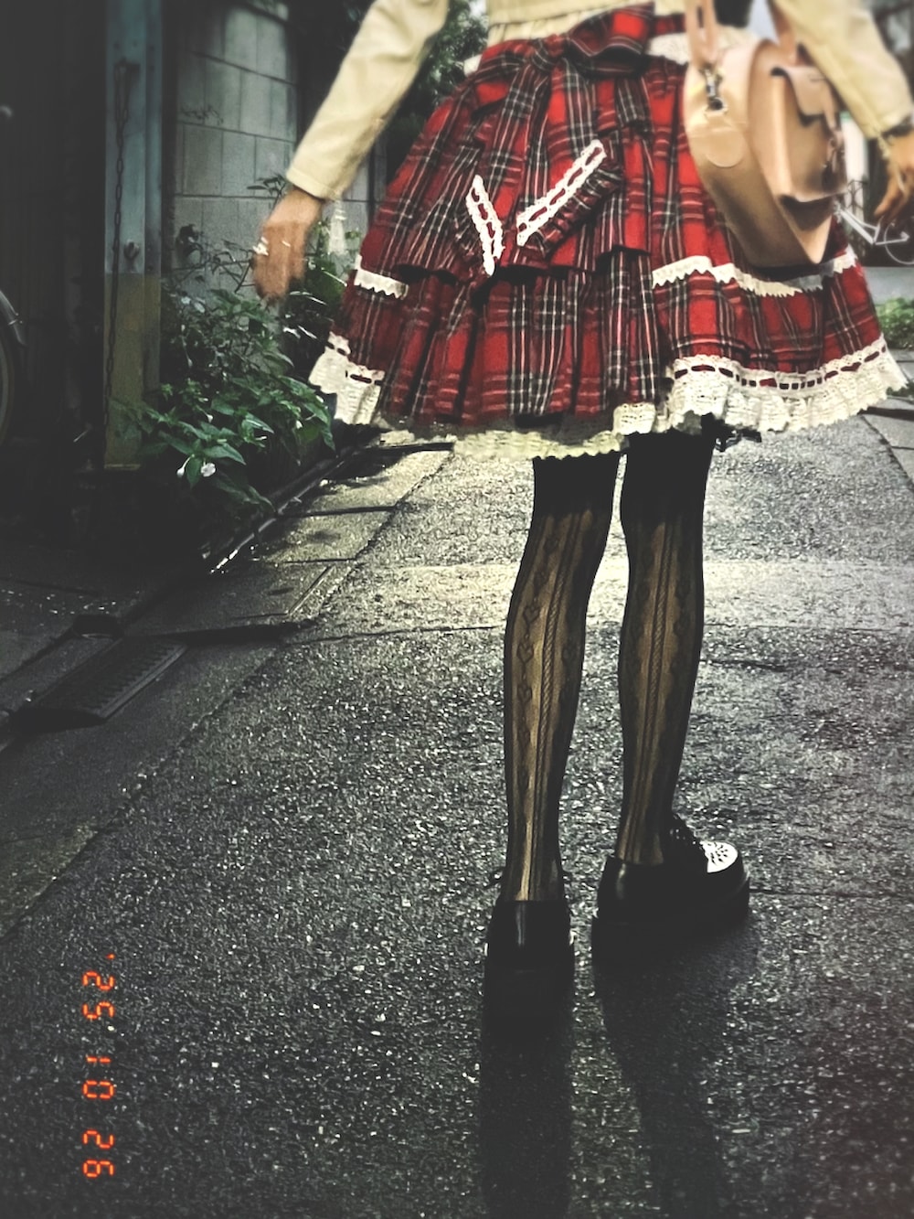 ブラック系のドレスシューズ、ピンク系のバックパック/リュック、ブラック系のニット/セーターを着用したレディースの秋コーディネートの2枚目の写真