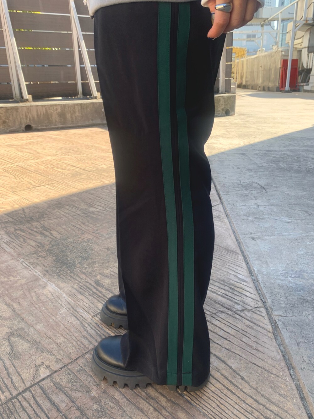 グレー系のベスト、ホワイト系のTシャツ/カットソー、ブラック系のショルダーバッグを着用したレディースの春コーディネートの2枚目の写真