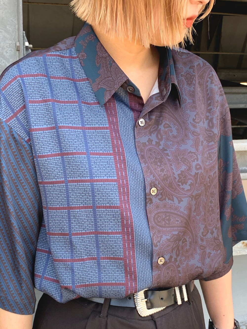 ブルー系のシャツ/ブラウスを着用したレディースの夏コーディネートの3枚目の写真