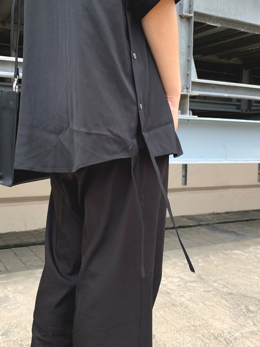 ブラック系のシャツ/ブラウス、ブラック系のショルダーバッグ、ブラック系のTシャツ/カットソーを着用したレディースの夏コーディネートの2枚目の写真