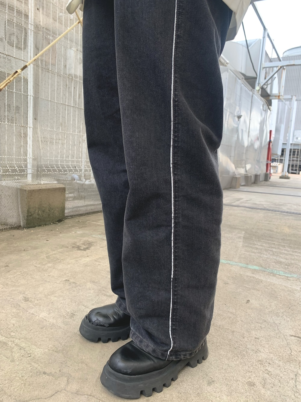 グレー系のデニムパンツ、グレー系のベスト、ホワイト系のTシャツ/カットソーを着用したレディースの春コーディネートの3枚目の写真