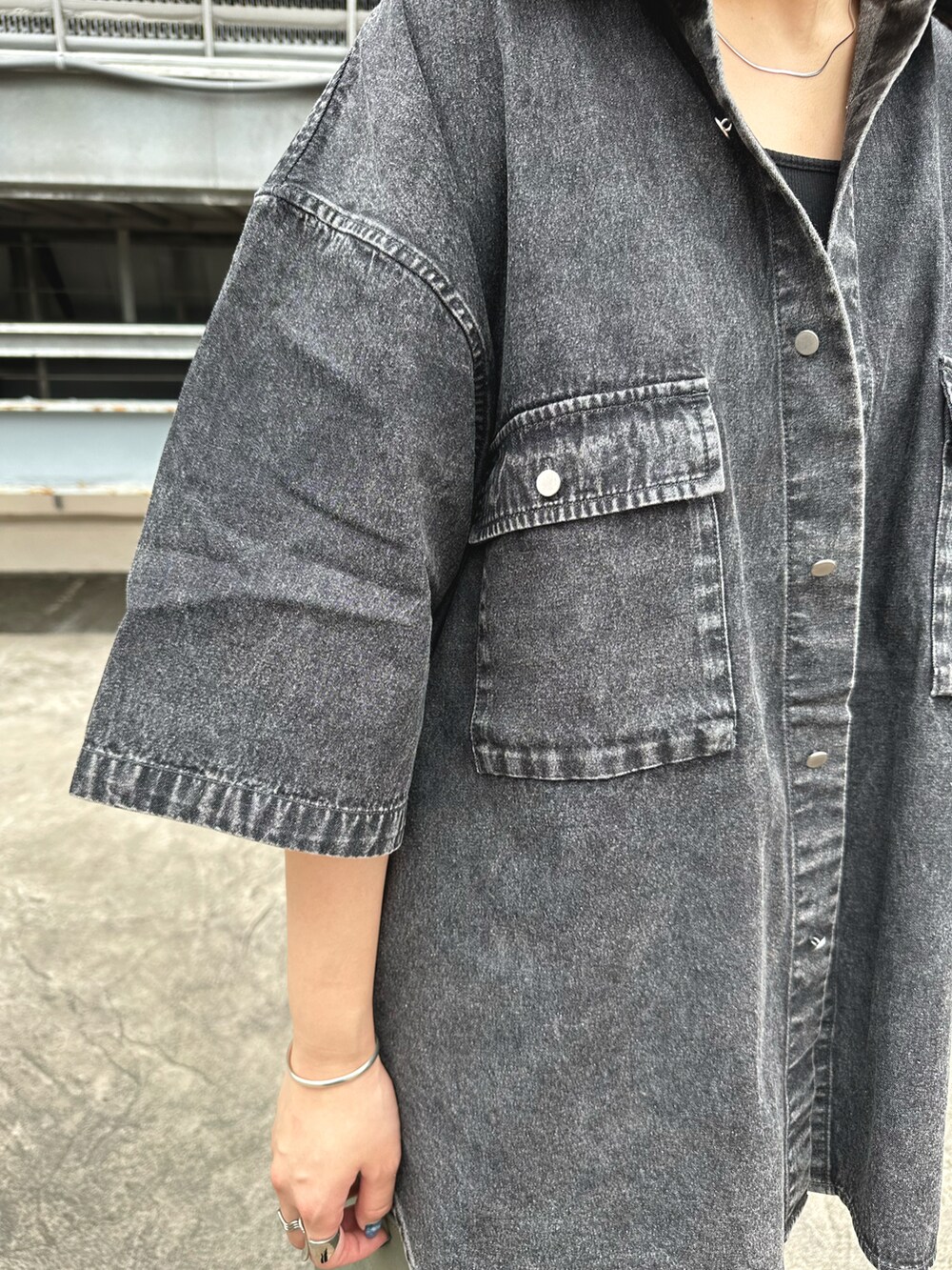 ブラック系のシャツ/ブラウス、グリーン系のカーゴパンツを着用したレディースの夏コーディネートの3枚目の写真