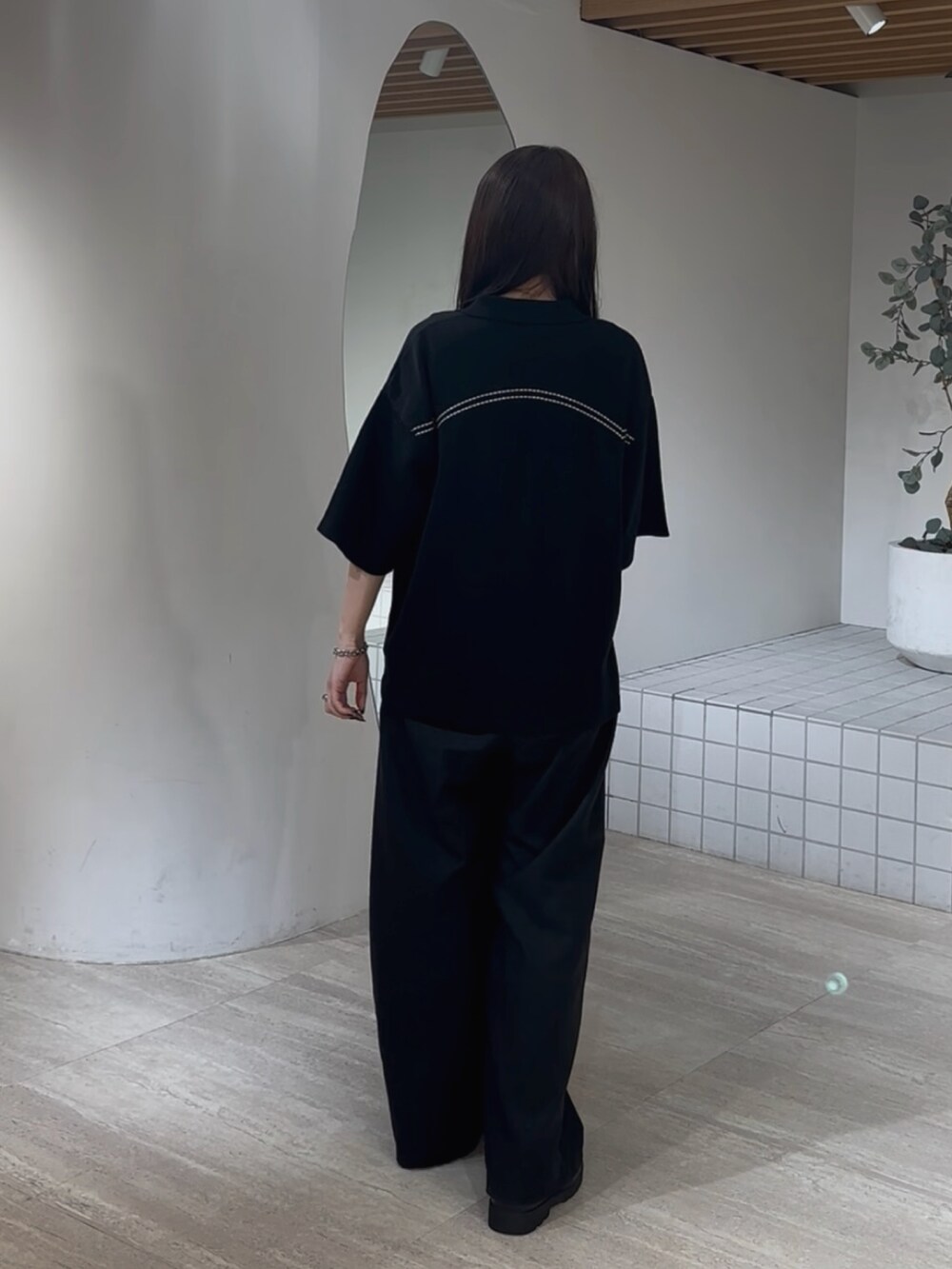 ブラック系のカーディガン/ボレロを着用したレディースの夏コーディネートの2枚目の写真