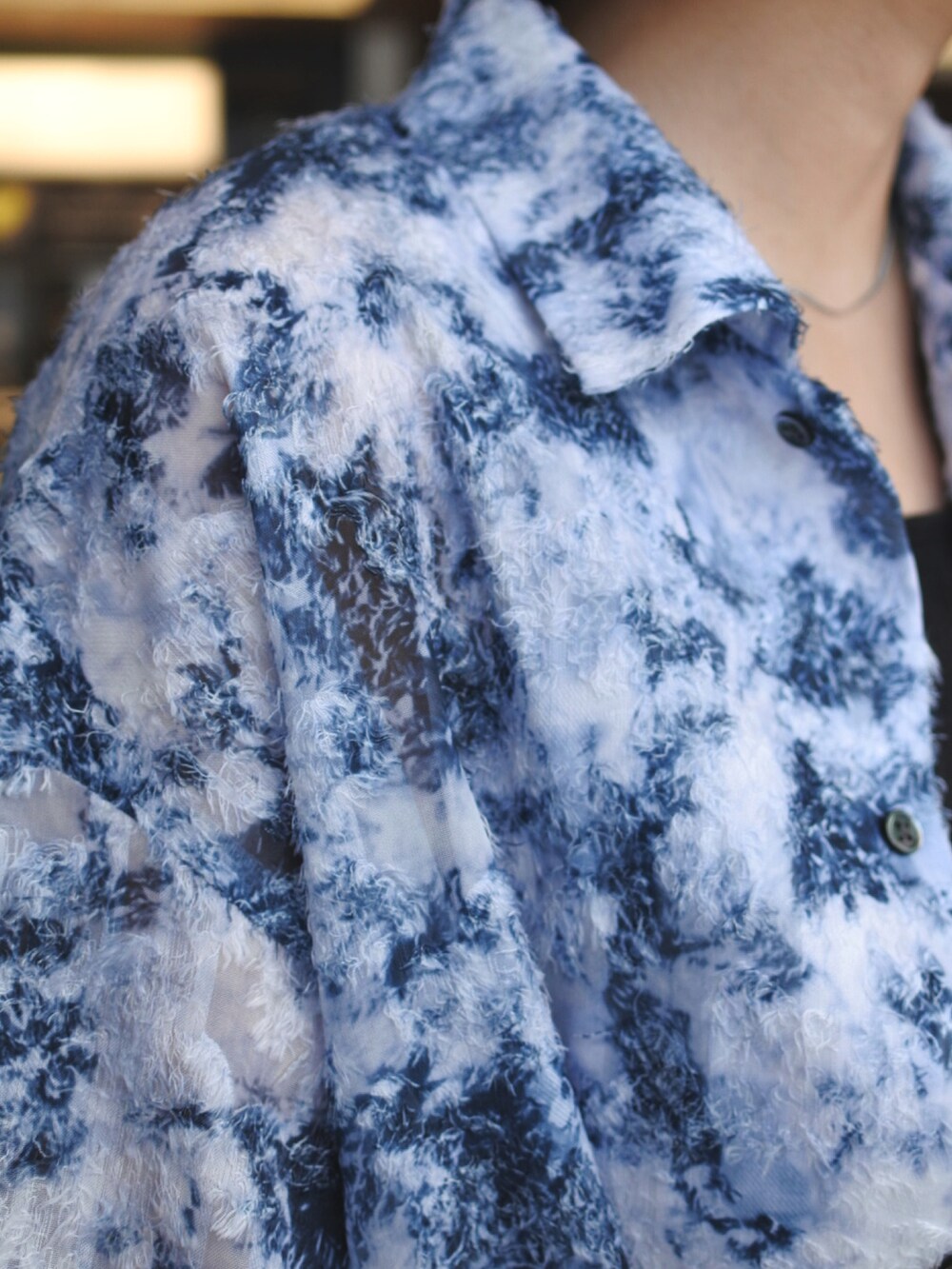 ブルー系のシャツ/ブラウス、ベージュ系のその他パンツを着用したレディースの春コーディネートの2枚目の写真