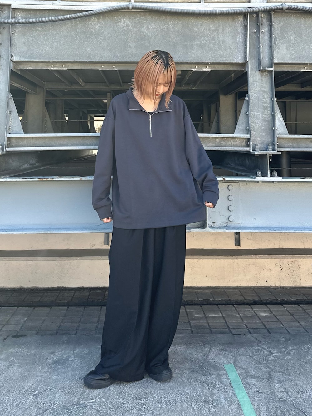 グレー系のTシャツ/カットソーを着用したレディースの冬コーディネートの2枚目の写真