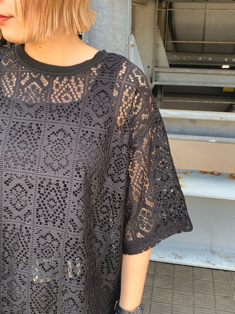 ブラック系のTシャツ/カットソーを着用したレディースの夏コーディネートの2枚目の写真