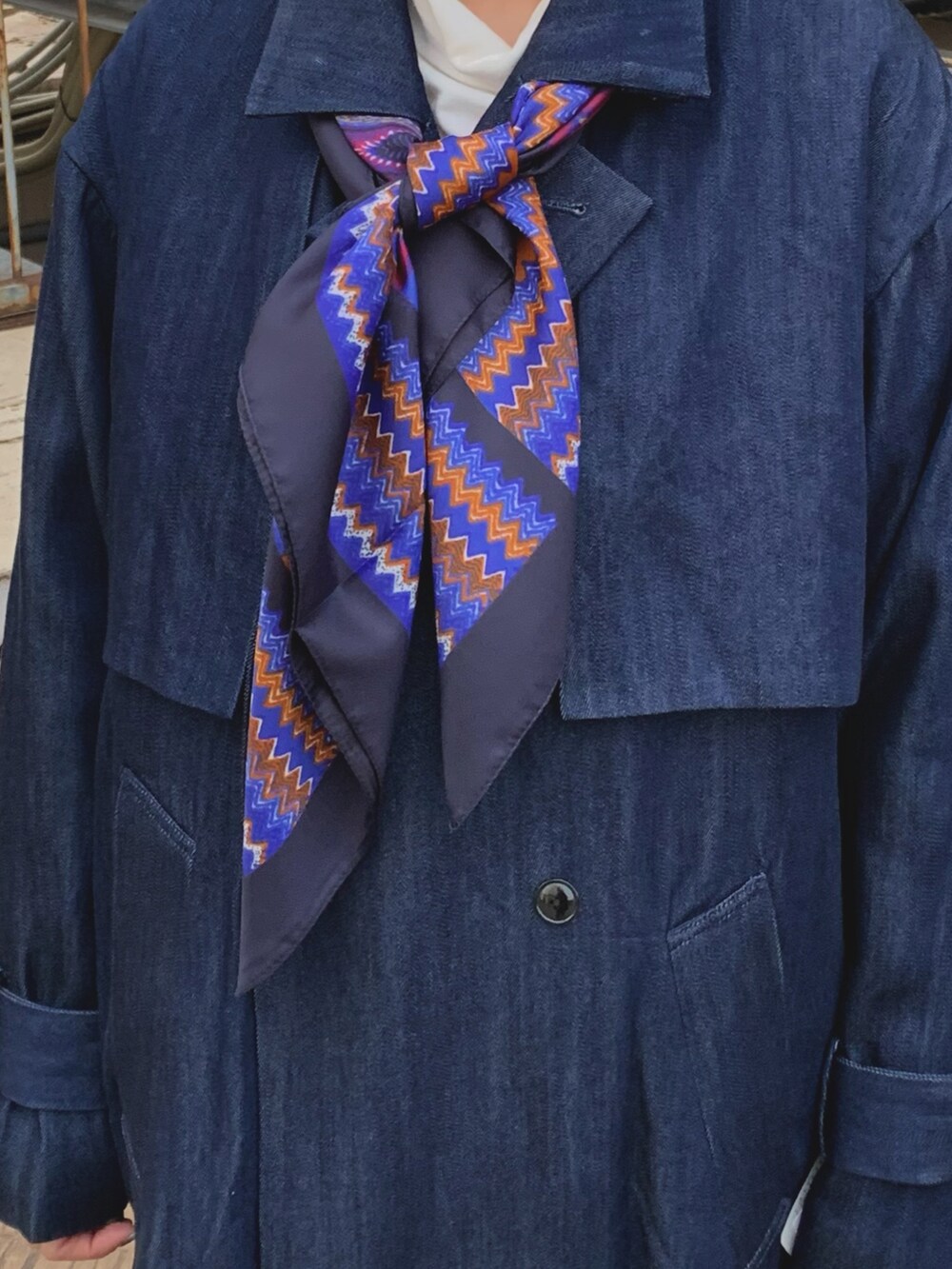 ブルー系のトレンチコート、ホワイト系のハンドバッグ、ブルー系のバンダナ/スカーフを着用したレディースの冬コーディネートの3枚目の写真