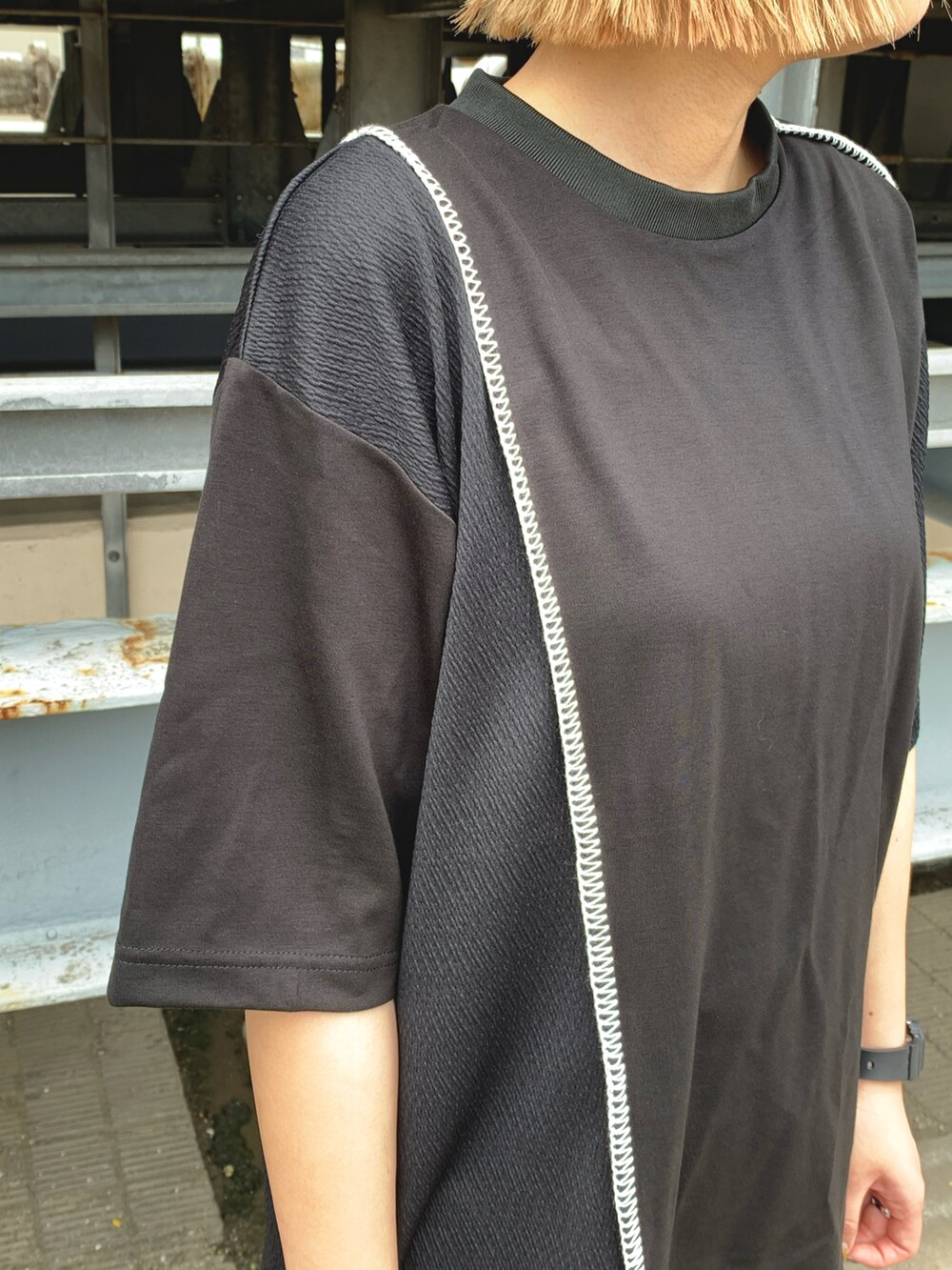 ブラック系のTシャツ/カットソーを着用したレディースの夏コーディネートの2枚目の写真