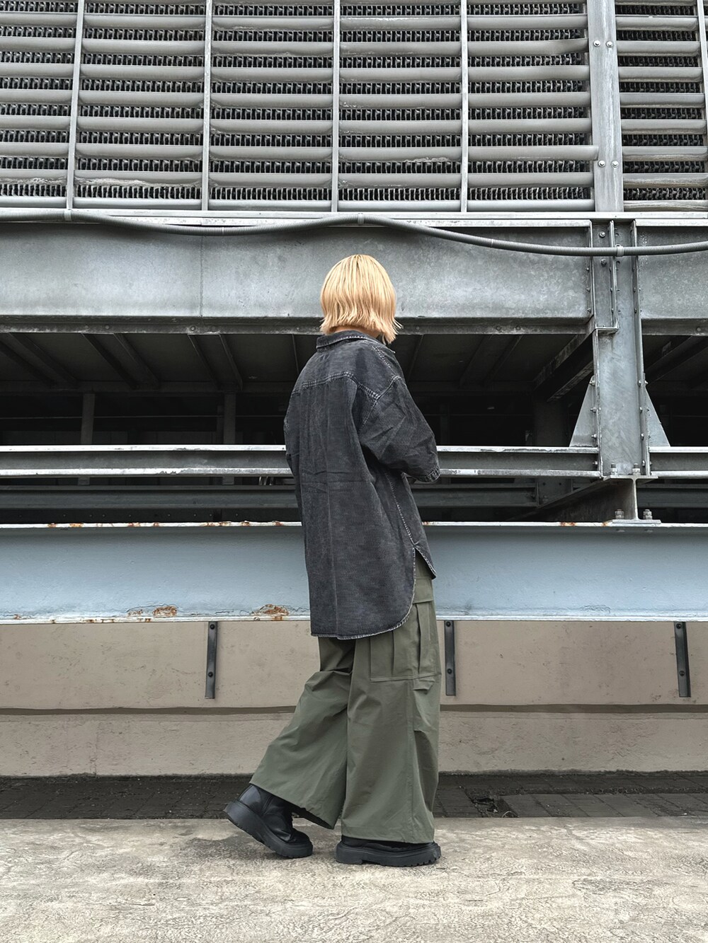 ブラック系のシャツ/ブラウス、グリーン系のカーゴパンツを着用したレディースの夏コーディネートの2枚目の写真