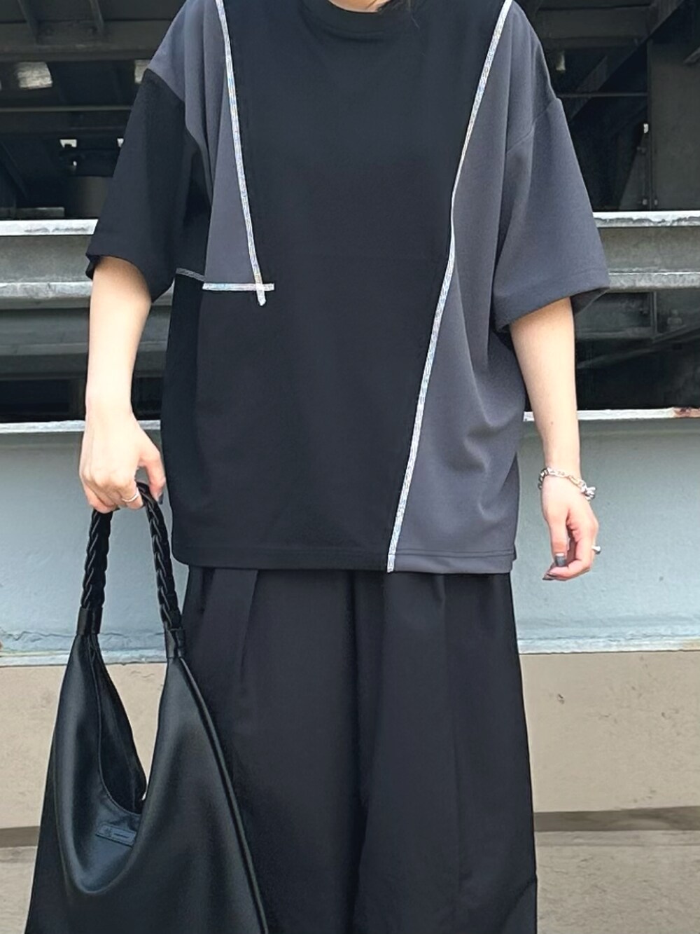 ホワイト系のTシャツ/カットソー、ブラック系のショルダーバッグを着用したレディースの夏コーディネートの2枚目の写真