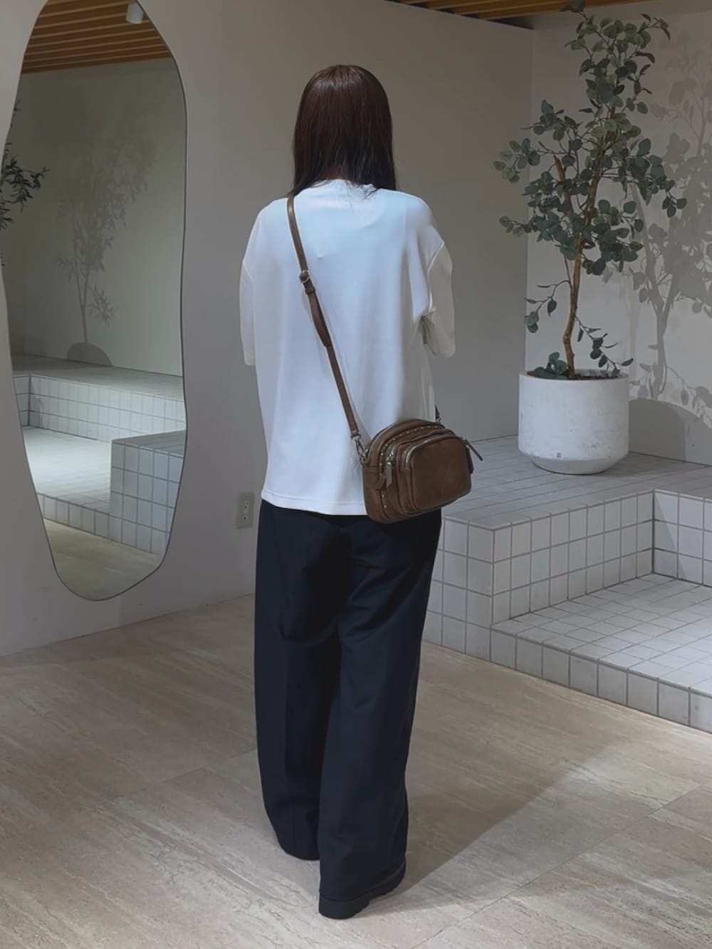 ホワイト系のTシャツ/カットソー、ブラウン系のショルダーバッグを着用したレディースの夏コーディネートの3枚目の写真