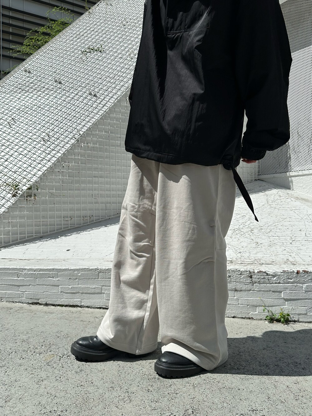 ブラック系のブルゾン、グレー系のその他パンツを着用したレディースの秋コーディネートの3枚目の写真