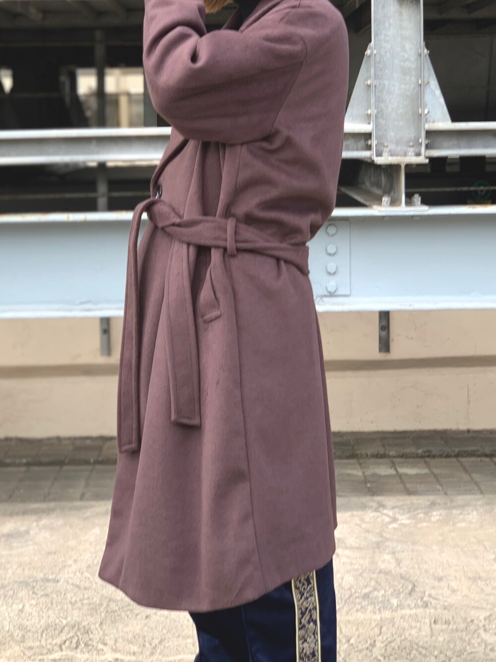 ブラウン系のチェスターコート、イエロー系のカーディガン/ボレロ、ブルー系のその他パンツを着用したレディースの秋コーディネートの2枚目の写真