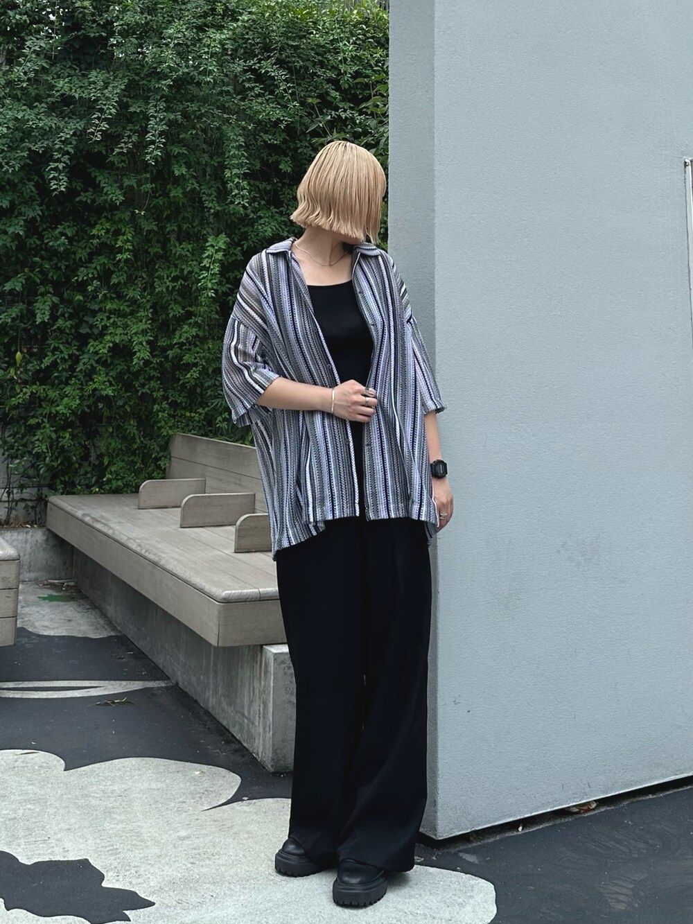 ブラック系のシャツ/ブラウスを着用したレディースの夏コーディネートの2枚目の写真