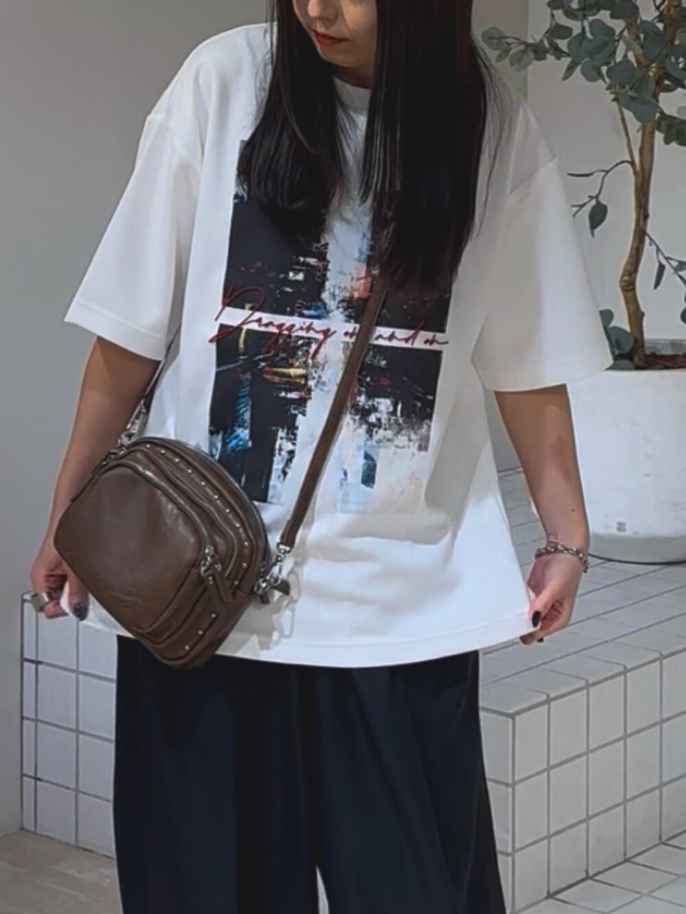 ホワイト系のTシャツ/カットソー、ブラウン系のショルダーバッグを着用したレディースの夏コーディネートの2枚目の写真