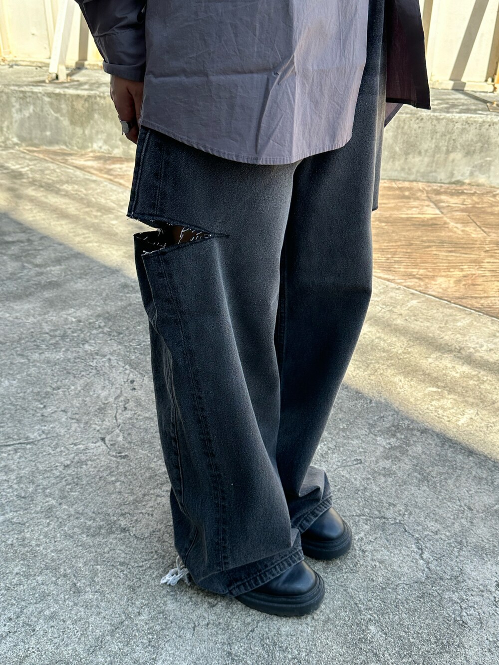 ブルー系のデニムパンツ、ベージュ系のシャツ/ブラウスを着用したレディースの秋コーディネートの3枚目の写真