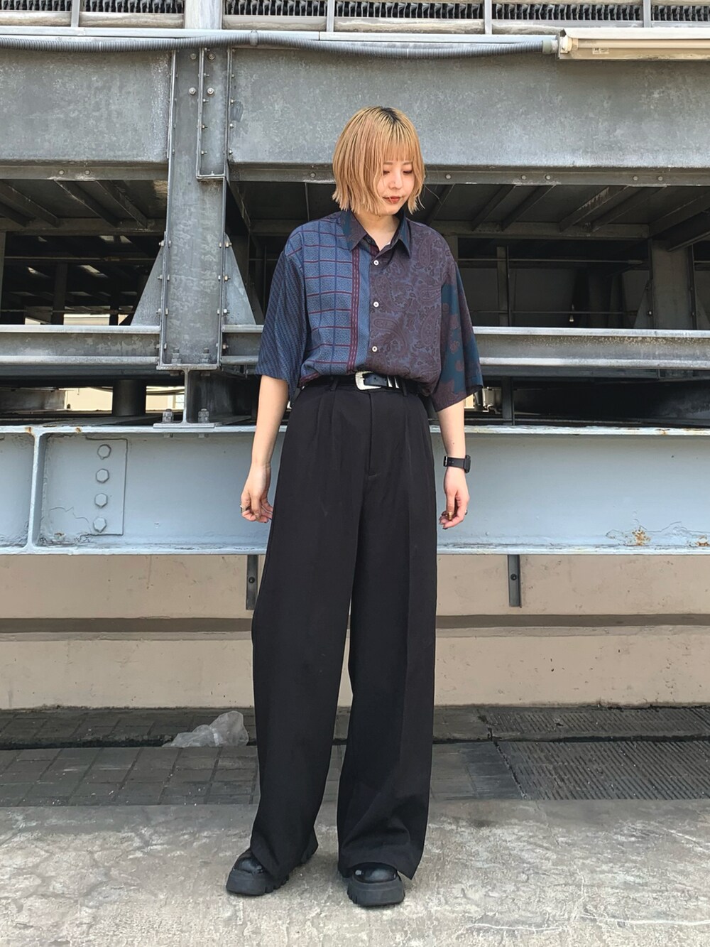 ブルー系のシャツ/ブラウスを着用したレディースの夏コーディネートの2枚目の写真