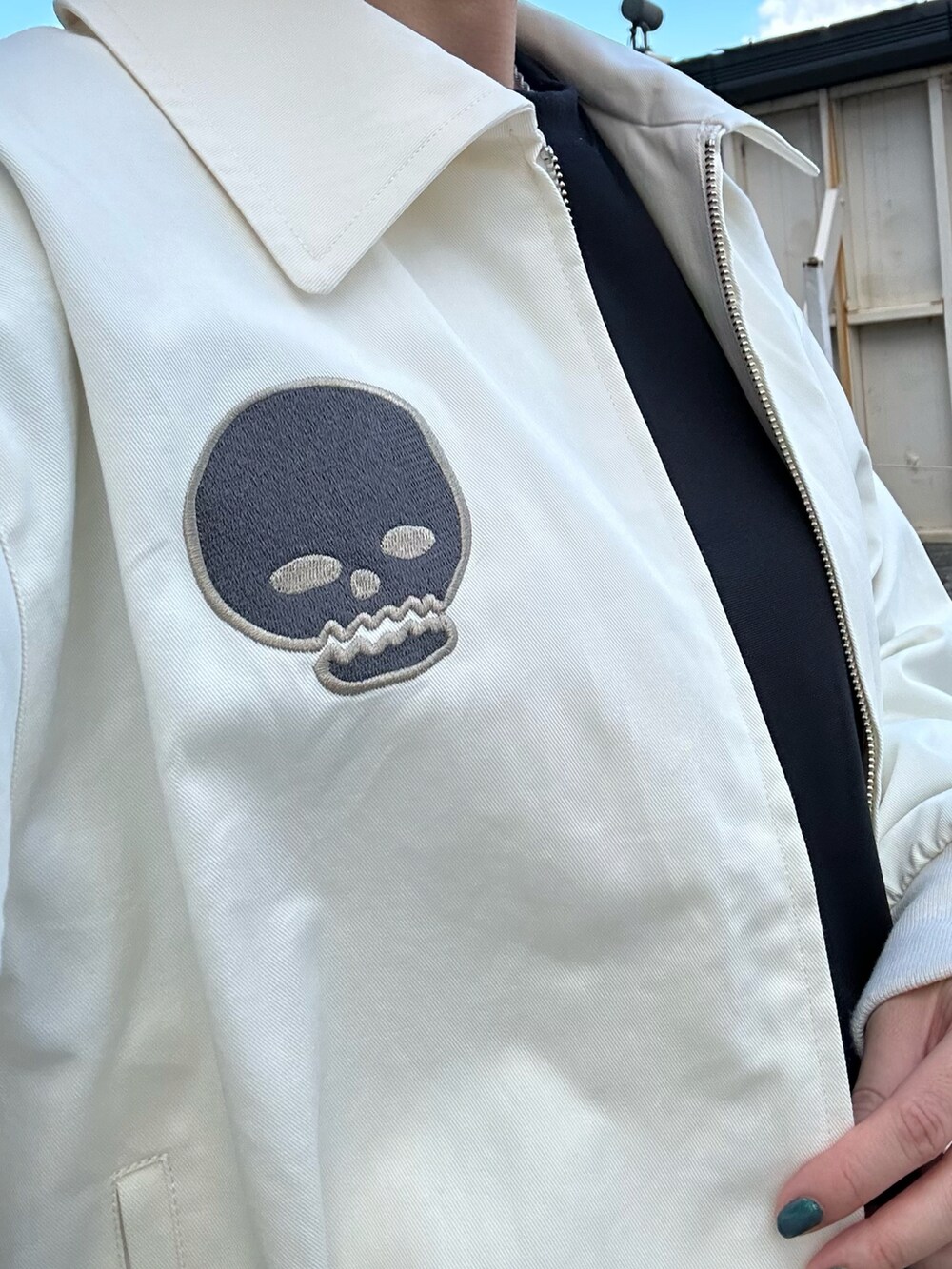 ホワイト系のブルゾンを着用したレディースの秋コーディネートの2枚目の写真