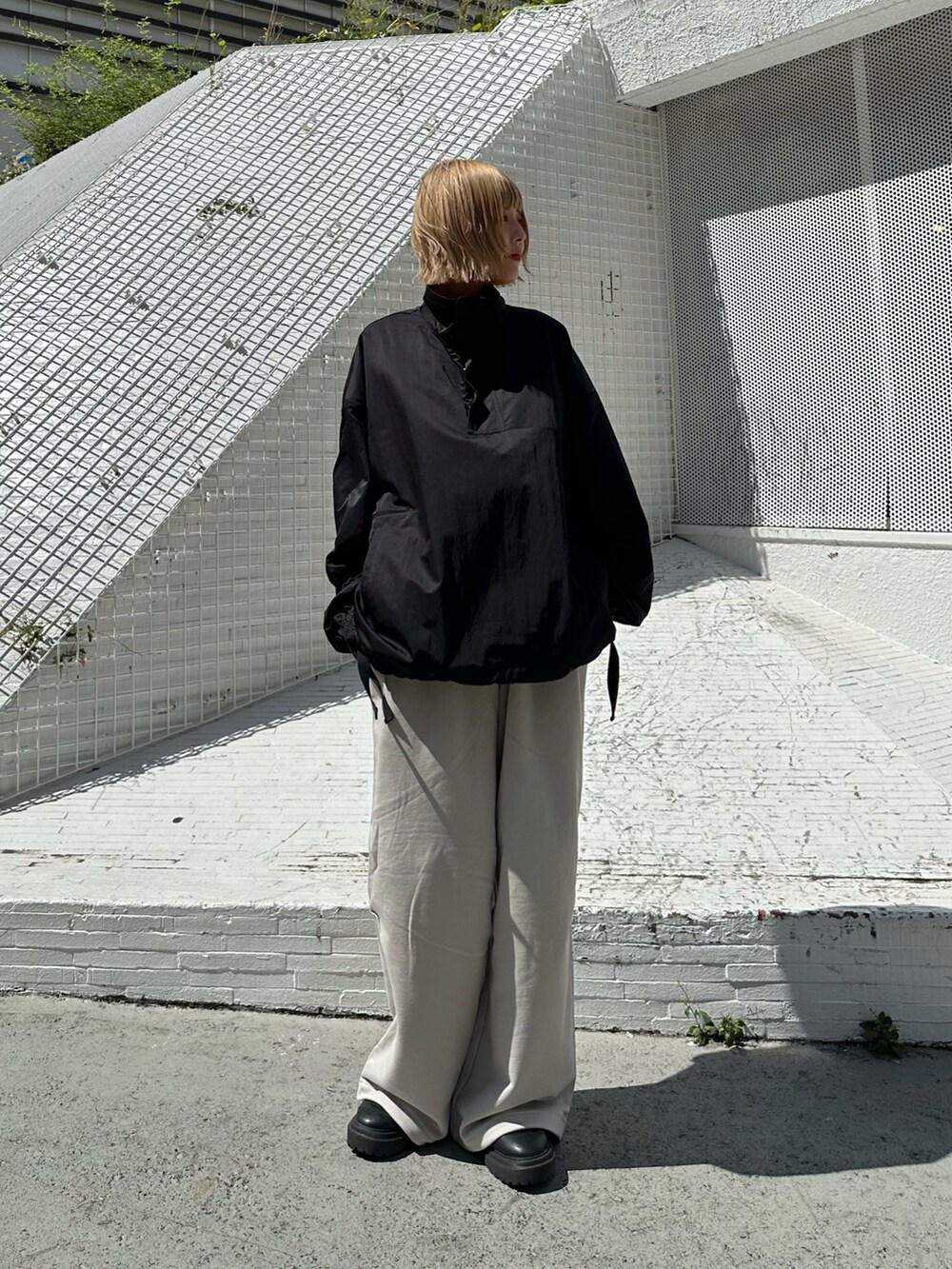 ブラック系のブルゾン、グレー系のその他パンツを着用したレディースの秋コーディネートの2枚目の写真