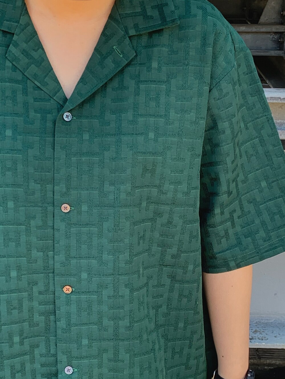 グリーン系のシャツ/ブラウス、ブラック系のその他パンツを着用したレディースの春コーディネートの2枚目の写真