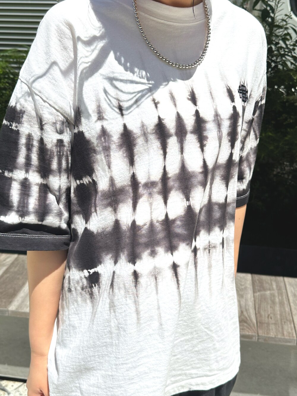 ホワイト系のTシャツ/カットソーを着用したレディースの春コーディネートの2枚目の写真