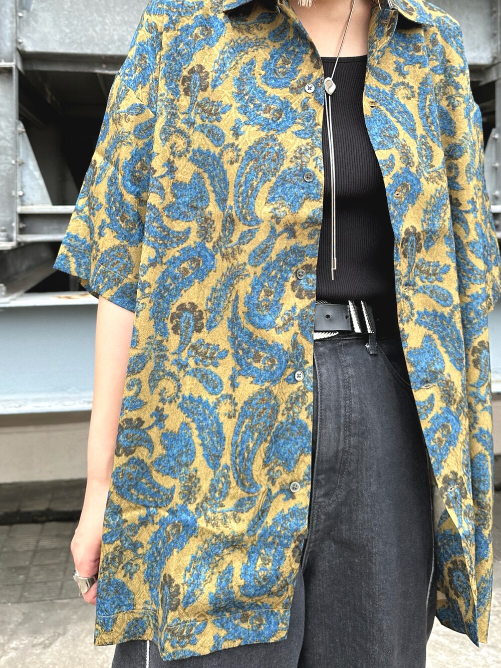 ブルー系のシャツ/ブラウス、グレー系のデニムパンツ、シルバー系のネックレスを着用したレディースの夏コーディネートの2枚目の写真