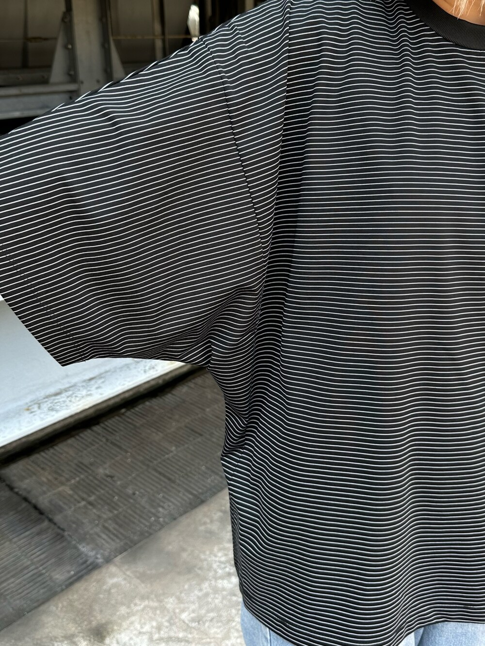 ブラック系のTシャツ/カットソーを着用したレディースの夏コーディネートの2枚目の写真