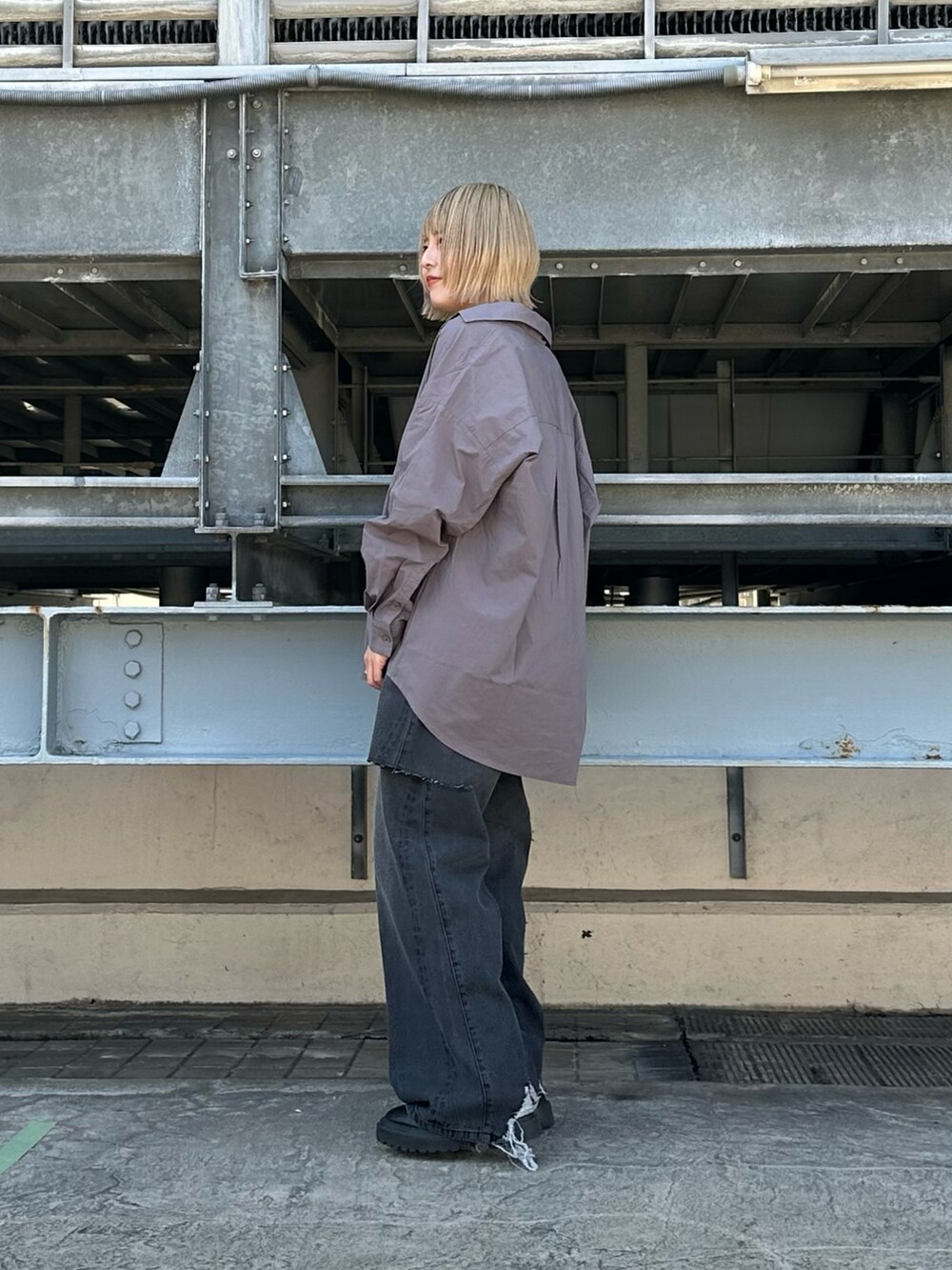 ブルー系のデニムパンツ、ベージュ系のシャツ/ブラウスを着用したレディースの秋コーディネートの2枚目の写真