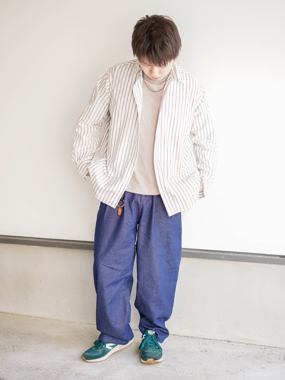 ホワイト系のシャツ/ブラウス、ベージュ系のTシャツ/カットソー、グリーン系のスニーカーを着用したメンズの春コーディネートの2枚目の写真