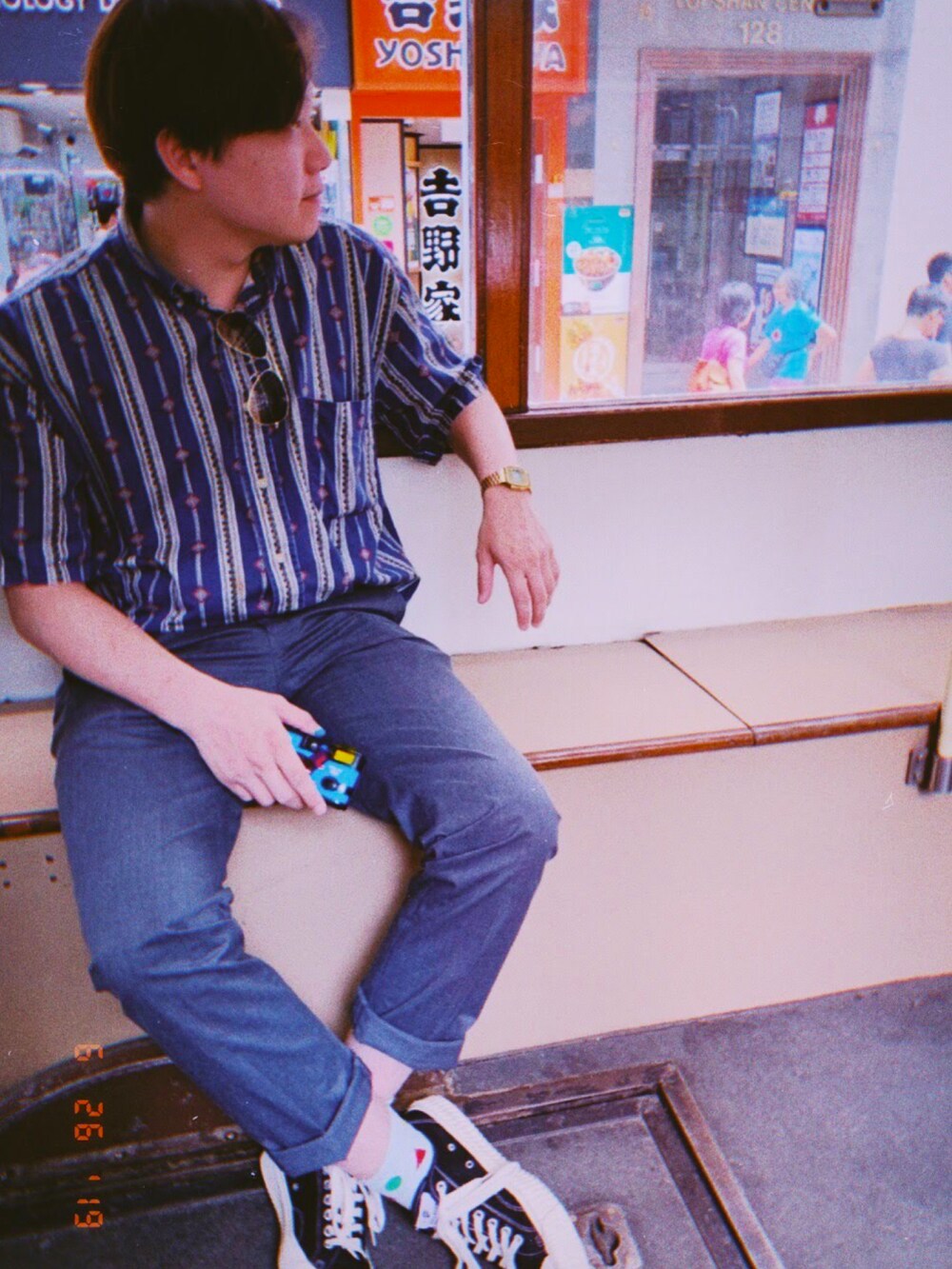 グレー系のスラックス、ブルー系のシャツ/ブラウス、ゴールド系の腕時計を着用したメンズの夏コーディネートの2枚目の写真