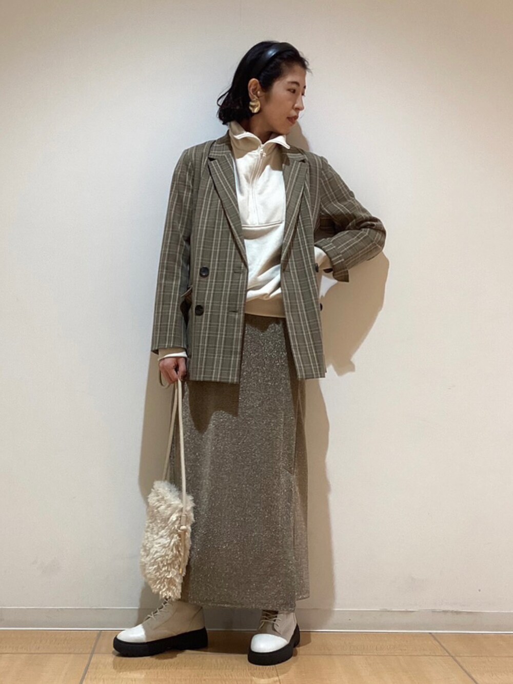 グレー系のノーカラージャケット、ホワイト系のブーツ、ホワイト系のTシャツ/カットソーを着用したレディースの秋コーディネートの2枚目の写真